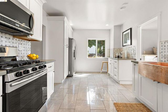 5030 Congress Ave, Oakland, CA 94601