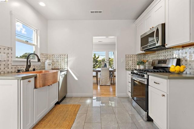 5030 Congress Ave, Oakland, CA 94601