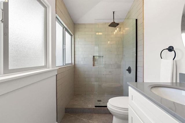 5030 Congress Ave, Oakland, CA 94601