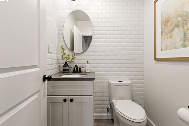 5030 Congress Ave, Oakland, CA 94601