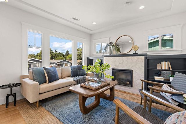 5030 Congress Ave, Oakland, CA 94601