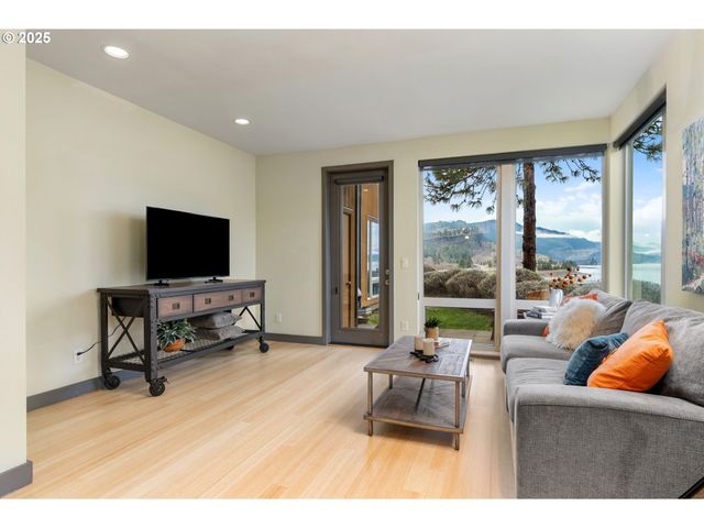 22 MOSIER CREEK Pl 22, Mosier, OR 97040