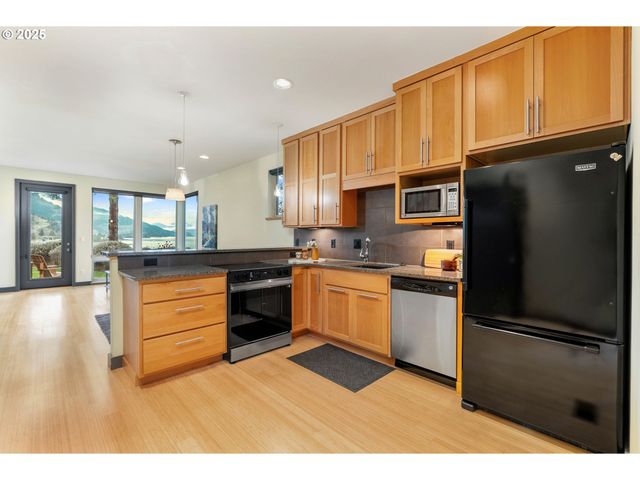 22 MOSIER CREEK Pl 22, Mosier, OR 97040