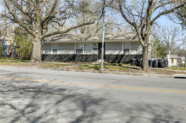 3116 E Gregory Boulevard, Kansas City, MO 64132