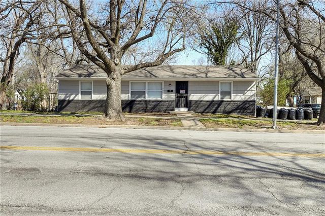 3116 E Gregory Boulevard, Kansas City, MO 64132