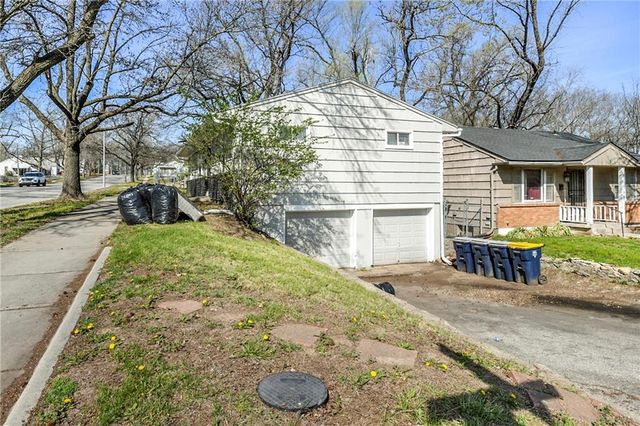 3116 E Gregory Boulevard, Kansas City, MO 64132