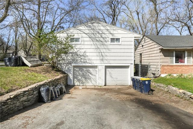 3116 E Gregory Boulevard, Kansas City, MO 64132