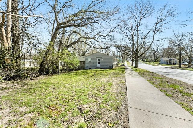 3116 E Gregory Boulevard, Kansas City, MO 64132