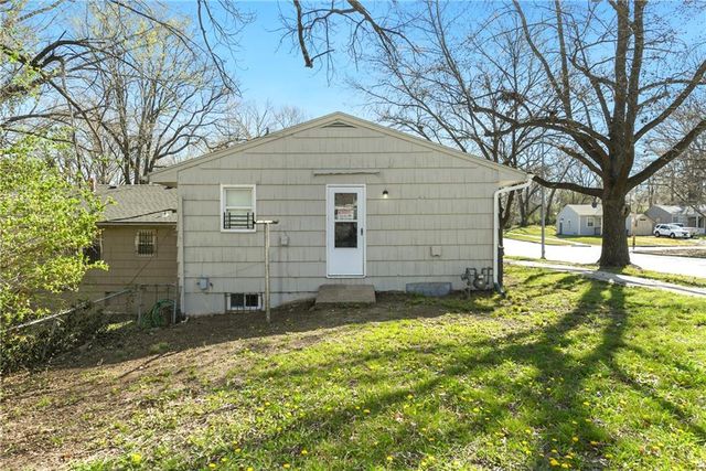 3116 E Gregory Boulevard, Kansas City, MO 64132