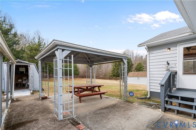 927 E Courthouse Rd, Blackstone, VA 23824