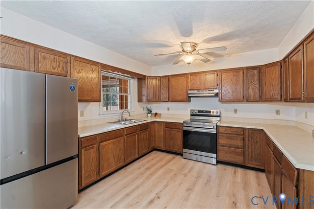 927 E Courthouse Rd, Blackstone, VA 23824