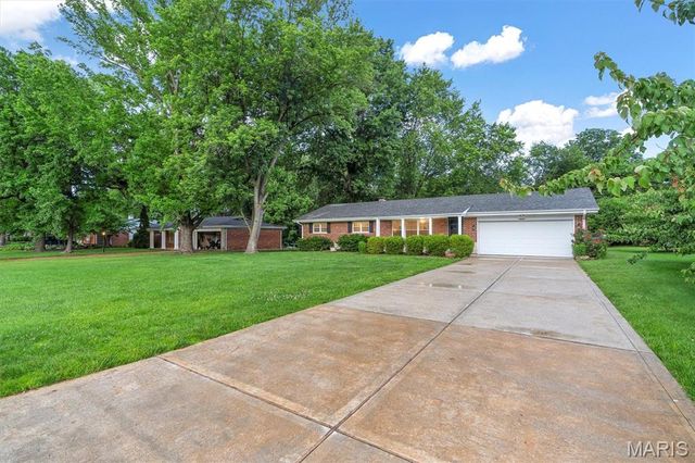 10050 Kalinda Lane, St Louis, MO 63128