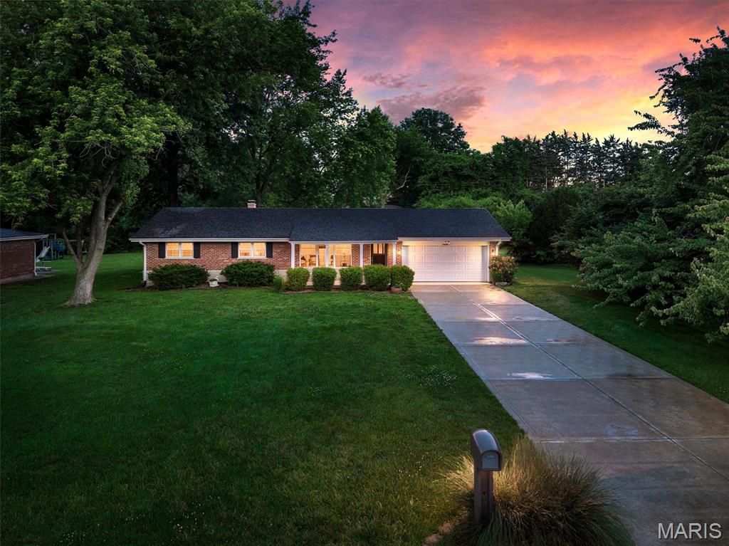 10050 Kalinda Lane, St Louis, MO 63128