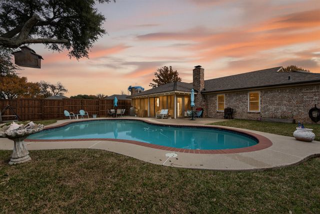 3225 Emerald Street, Bedford, TX 76021