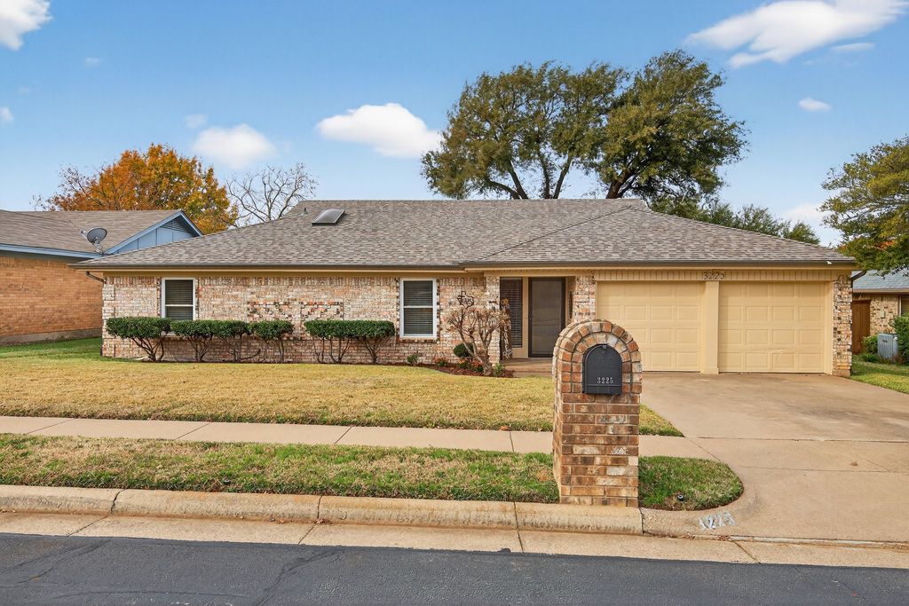 3225 Emerald Street, Bedford, TX 76021