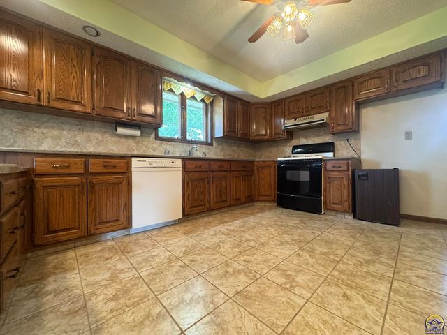 6829 NW Rochester RD, Topeka, KS 66617