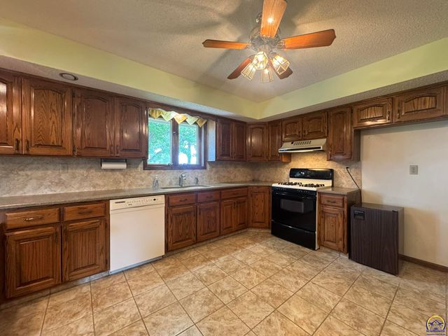 6829 NW Rochester RD, Topeka, KS 66617