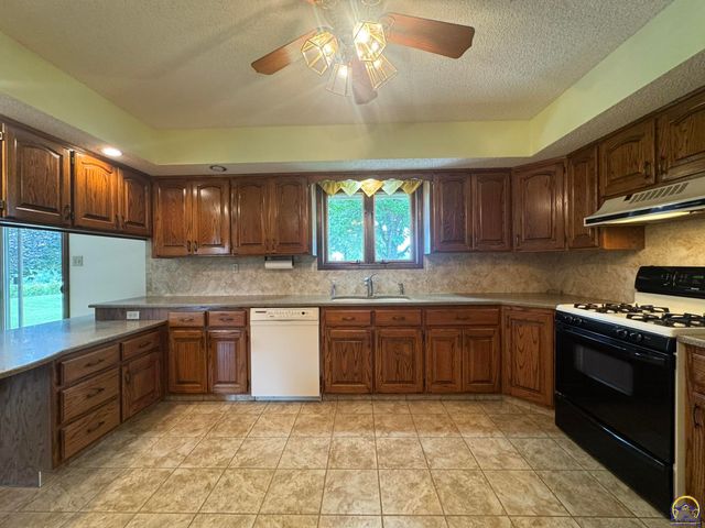 6829 NW Rochester RD, Topeka, KS 66617