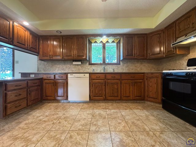 6829 NW Rochester RD, Topeka, KS 66617