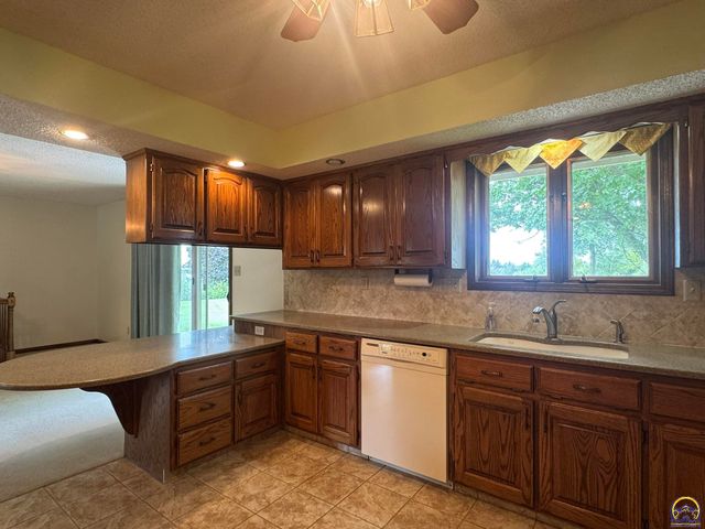 6829 NW Rochester RD, Topeka, KS 66617