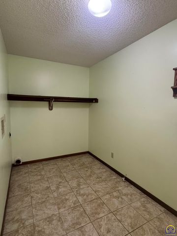 6829 NW Rochester RD, Topeka, KS 66617
