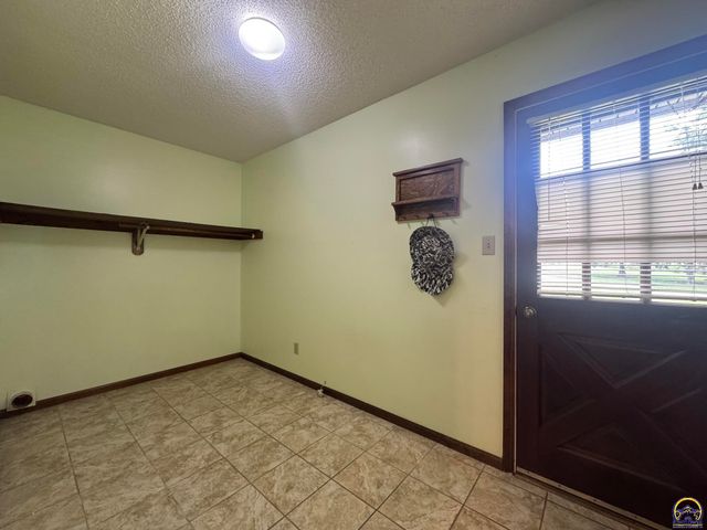 6829 NW Rochester RD, Topeka, KS 66617