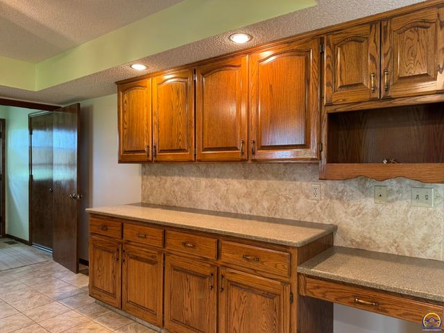 6829 NW Rochester RD, Topeka, KS 66617