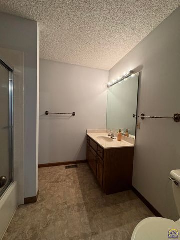6829 NW Rochester RD, Topeka, KS 66617