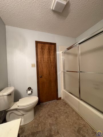 6829 NW Rochester RD, Topeka, KS 66617