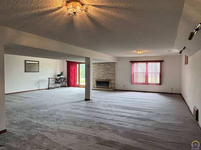 6829 NW Rochester RD, Topeka, KS 66617