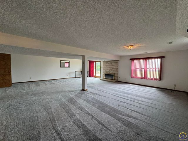 6829 NW Rochester RD, Topeka, KS 66617