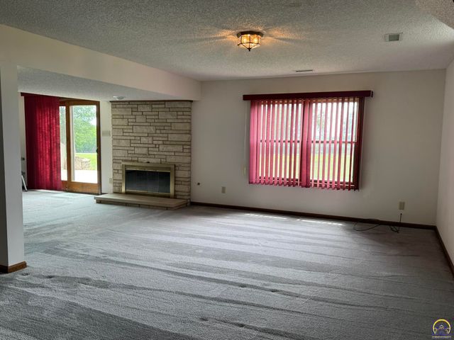 6829 NW Rochester RD, Topeka, KS 66617