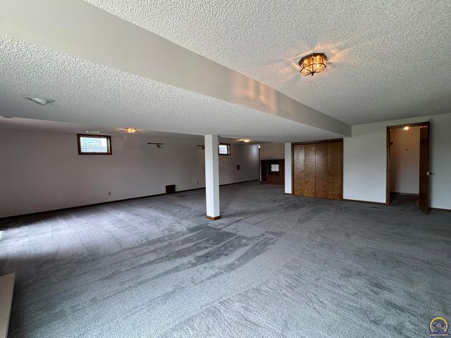 6829 NW Rochester RD, Topeka, KS 66617