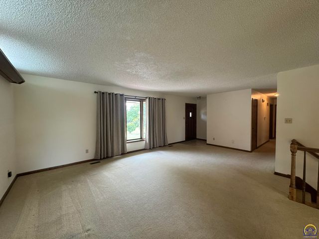 6829 NW Rochester RD, Topeka, KS 66617