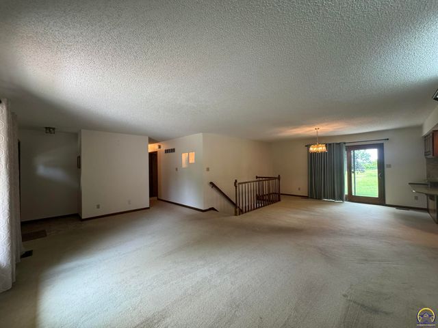 6829 NW Rochester RD, Topeka, KS 66617