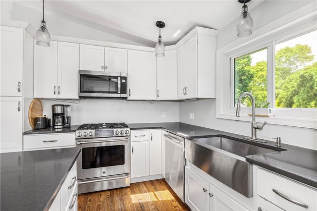 60 Brooklyn Road, Narragansett, RI 02882