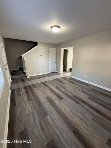 135 Murray Hill Road Apt 17, Southern Pines, NC 28387