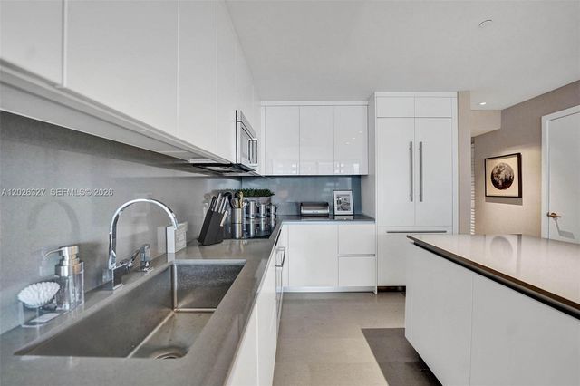 88 SW 7th St 1408, Miami, FL 33130