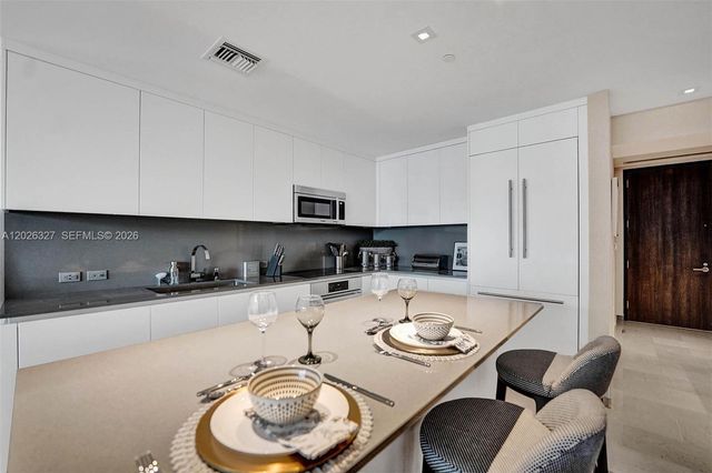 88 SW 7th St 1408, Miami, FL 33130