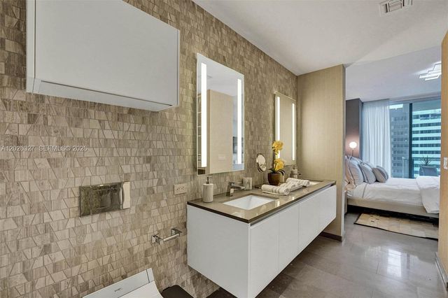 88 SW 7th St 1408, Miami, FL 33130