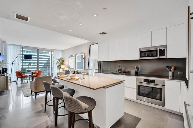 88 SW 7th St 1408, Miami, FL 33130