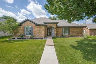 1686 Crosshaven Drive, Lewisville, TX 75077