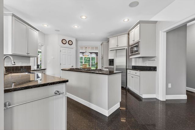 12 Rachel Way, Bedford, NH 03110