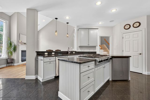 12 Rachel Way, Bedford, NH 03110