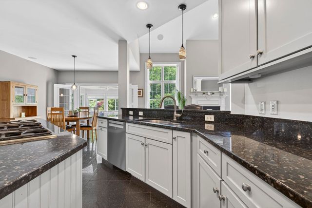 12 Rachel Way, Bedford, NH 03110