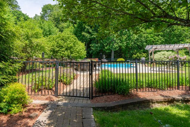 12 Rachel Way, Bedford, NH 03110