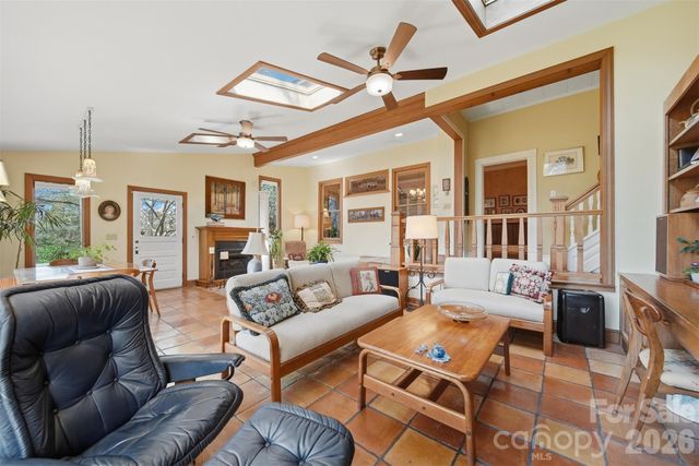 321 9th Street NW, Hickory, NC 28601