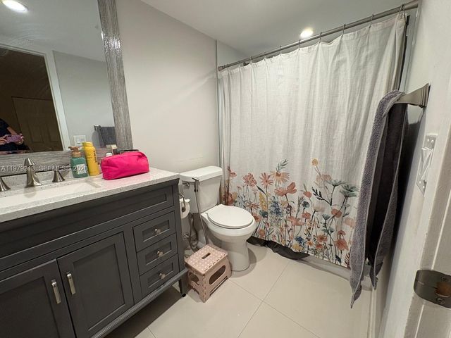 10280 NW 9th St Cir 202, Miami, FL 33172