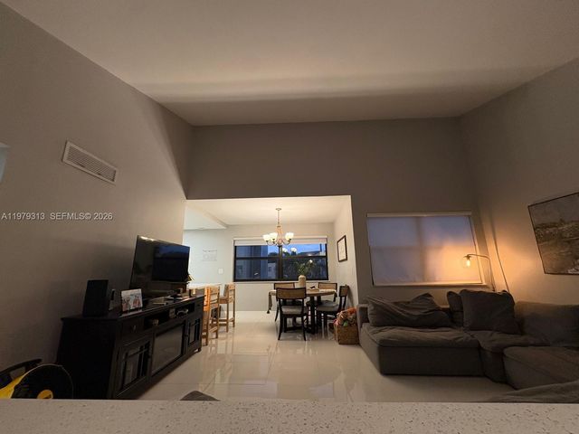 10280 NW 9th St Cir 202, Miami, FL 33172