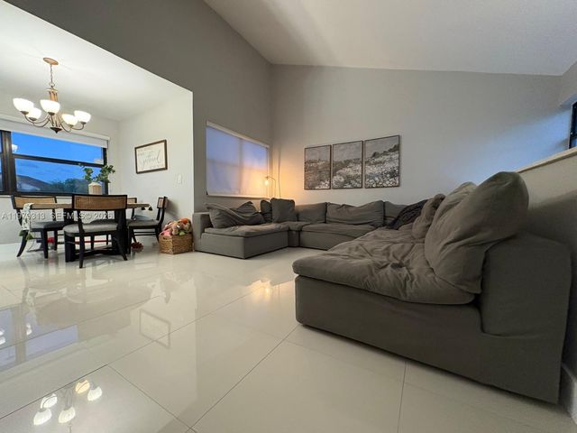 10280 NW 9th St Cir 202, Miami, FL 33172